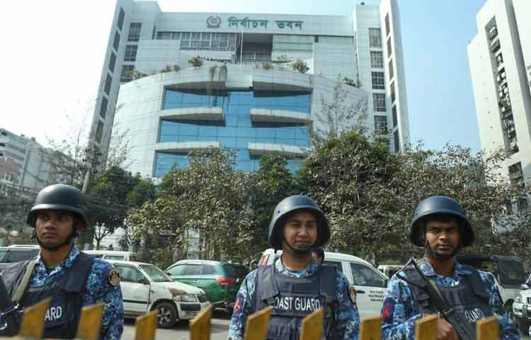 বিশেষ একটি রাজনৈতিক গোষ্ঠীর চাপের মুখে দায়িত্বশীল ও যৌক্তিক সিদ্ধান্তের পরিবর্তে হঠকারী ও অদূরদর্শী সিদ্ধান্ত গ্রহণ, যা কমিশনের স্বাধীনতা ও পেশাদারত্বকে প্রশ্নবিদ্ধ করে।