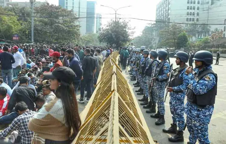 সকালে আগারগাঁওয়ের নির্বাচন ভবনে সামনে তারা অবস্থান নেন।