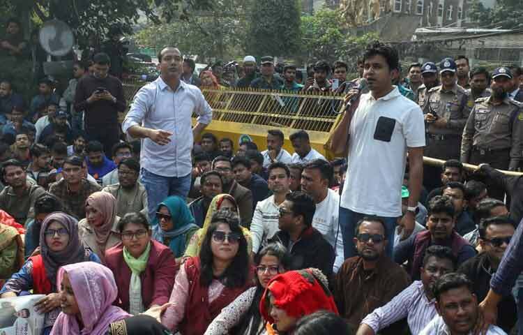 ছাত্রদল সভাপতি রাকিবুল ইসলাম রাকিবের নেতৃত্বে তারা ঘেরাও কর্মসূচি পালন করছেন। রাকিব বলেন, তাদের কর্মসূচি তিনটি বিষয়ে চলছে।