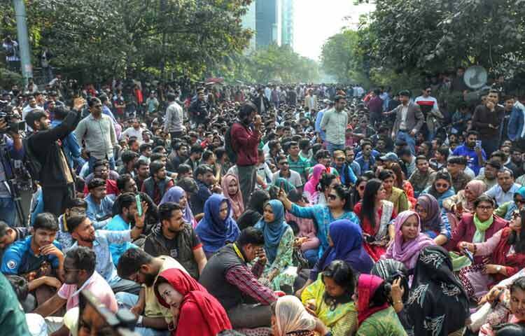 পোস্টাল ব্যালট সংক্রান্ত বিষয়ে নির্বাচন কমিশনের পক্ষপাতদুষ্ট ও প্রশ্নবিদ্ধ সিদ্ধান্ত, যা নির্বাচন প্রক্রিয়ার নিরপেক্ষতা নিয়ে গুরুতর সংশয় সৃষ্টি করেছে।