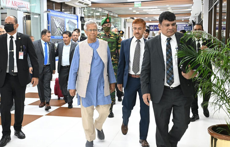 এর আগে রোববার দিনগত রাতে হযরত শাহজালাল আন্তর্জাতিক বিমানবন্দর থেকে এমিরেটস এয়ারলাইন্সের একটি ফ্লাইটযোগে নিউইয়র্কের উদ্দেশ্যে রওনা হন ড. মুহাম্মদ ইউনূস।