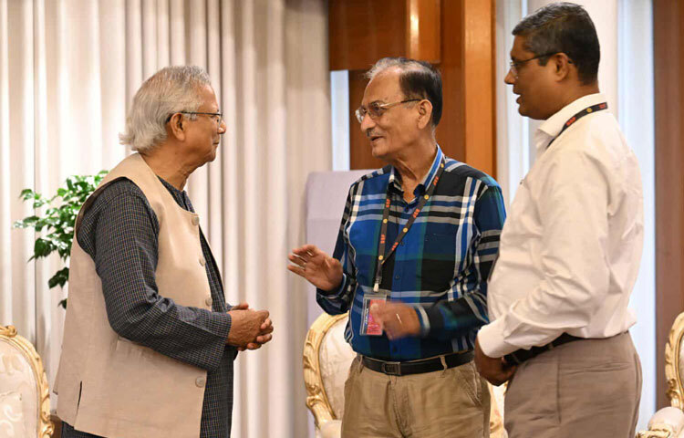 এসময় স্থায়ী দুর্গামন্দিরের জন্য রেল মন্ত্রণালয়ের পক্ষ থেকে জায়গা বরাদ্দ দেওয়ায় প্রধান উপদেষ্টাকে বিশেষভাবে ধন্যবাদ জানান মহানগর পূজা কমিটির সভাপতি জয়ন্ত কুমার দেব।