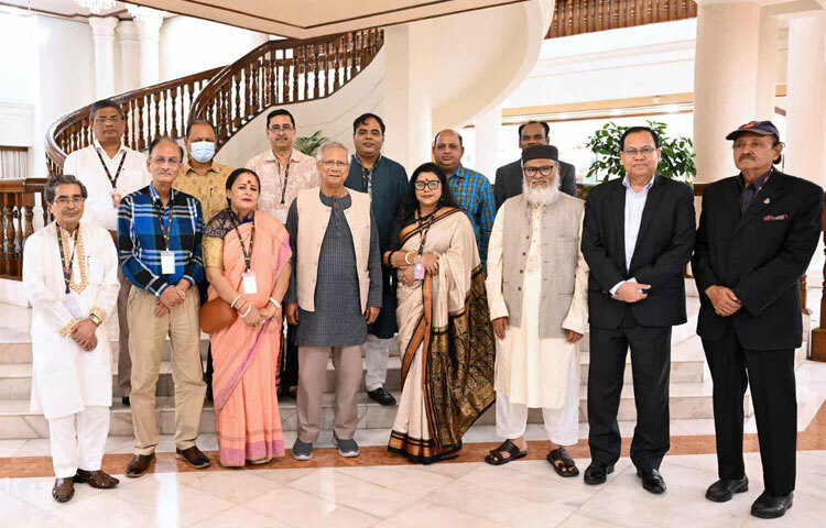 বৈঠকে অন্যদের মধ্যে উপস্থিত ছিলেন প্রাথমিক ও গণশিক্ষা উপদেষ্টা অধ্যাপক ডা. বিধান রঞ্জন রায় পোদ্দার, হিন্দু ধর্মীয় কল্যাণ ট্রাস্টের ভাইস চেয়ারম্যান তপন চন্দ্র মজুমদার ও সচিব দেবেন্দ্র নাথ উঁরাও, রামকৃষ্ণ মঠ ও মিশনের অধ্যক্ষ স্বামী পূর্ণাআনন্দ (একক), বাংলাদেশ পূজা উদযাপন পরিষদের সভাপতি বাসুদেব ধর, মহানগর পূজা কমিটির সভাপতি জয়ন্ত কুমার দেব, বাংলাদেশ জাতীয় হিন্দু সমাজ সংস্কার সমিতির সভাপতি অধ্যাপক হীরেন্দ্রনাথ বিশ্বাস, শ্রী শ্রী গীতা হরি সংঘ দেব মন্দিরের সভাপতি শ্রী বিমান বিহারী তালুকদার, বাংলাদেশ হিন্দু বৌদ্ধ খ্রিস্টান কল্যাণ ফ্রন্টের মহাসচিব এস এন তরুণ দে, বাংলাদেশ পূজা উদযাপন ফ্রন্টের আহ্বায়ক অপর্না রায় দাস, শ্রী শ্রী সিদ্ধেশ্বরী কালী মন্দিরের সাধারণ সম্পাদক নারায়ণ চন্দ্র দত্ত ও সিদ্ধেশ্বরী সার্বজনীন পূজা পরিষদের সাধারণ সম্পাদক প্রণীতা সরকার।