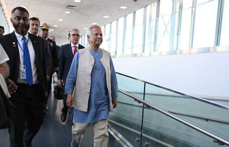 স্থানীয় সময় সোমবার বিকেল ৩টায় নিউইয়র্কের জন এফ কেনেডি আন্তর্জাতিক বিমানবন্দরে অবতরণ করে প্রধান উপদেষ্টা ও তার সফরসঙ্গীদের বহনকারী এমিরেটসের একটি ফ্লাইট।