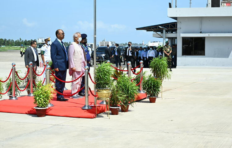 মিয়ানমারের সেনাবাহিনীর নির্যাতন থেকে বাংলাদেশ অভিমুখে রোহিঙ্গা ঢলের আট বছর পূর্ণ হলো আজ। ২০১৭ সালের এদিনে নিজ দেশ মিয়ানমারের রাখাইন রাজ্যে বাস্তুচ্যুত হয়ে প্রাণ বাঁচাতে সীমান্ত পেরিয়ে এদেশে আশ্রয় নিয়েছিলে প্রায় ৮ লাখ রোহিঙ্গা। গত দেড় বছরে ঢুকেছে আরও দেড় লাখের মতো। নতুন ও পুরোনো মিলে উখিয়া-টেকনাফে এখন ১৪ লাখের মতো রোহিঙ্গার বাস।