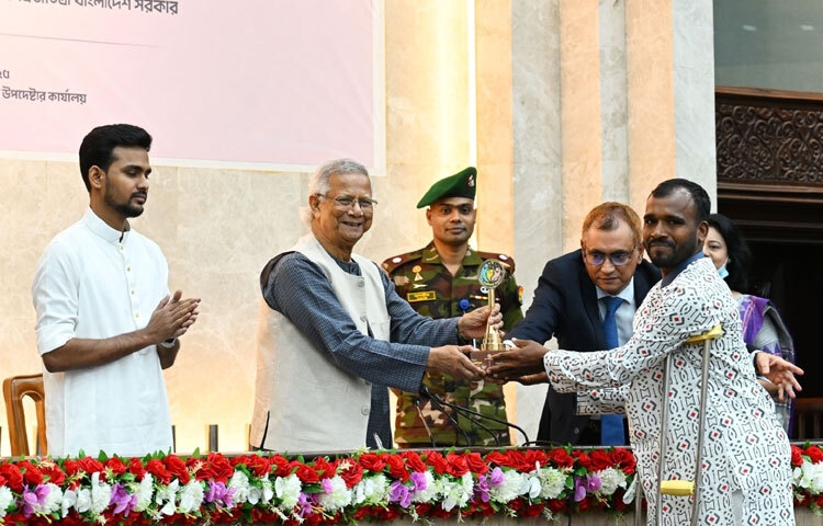 ড. মুহাম্মদ ইউনূস বলেন, স্বেচ্ছাসেবা কেবল আর্তমানবতার কল্যাণেই সীমাবদ্ধ নয়, এটি আত্ম-উন্নয়ন, চরিত্র গঠন এবং নেতৃত্বের গুণাবলি বিকাশের এক আদর্শ মাধ্যম।