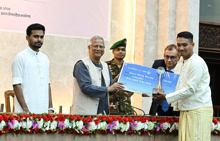 তিনি বলেন, আমরা চাই, আমাদের তরুণেরা কেবল স্বেচ্ছাসেবক হিসেবেই থেমে থাকবে না; সমাজের নীতি নির্ধারক, উদ্ভাবক এবং পরিবর্তনের স্থপতি হিসেবে নিজেদের তুলে ধরবে। এটি তখনই সম্ভব হবে যখন তারা আত্মবিশ্বাসের সঙ্গে নিজেদের গড়ে তুলতে পারবে, প্রয়োজনীয় দক্ষতা অর্জন করবে এবং নেতৃত্বের গুণাবলি বিকাশে মনোযোগী হবে