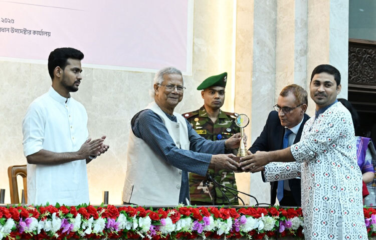 সমাজের প্রতিটি ক্ষেত্রে তরুণদের সক্রিয় অংশগ্রহণ অনেক ইতিবাচক পরিবর্তন আনতে পারে উল্লেখ করে তিনি আরও বলেন, স্বাস্থ্যখাতে তোমাদের একটি ক্ষুদ্র উদ্যোগ হাজারো শিশুকে রোগমুক্ত রাখতে পারে। শিক্ষা ক্ষেত্রে তোমাদের সামান্য প্রচেষ্টা দেশের শিক্ষার মানকে বহুদূর এগিয়ে নিতে পারে। পরিবেশ রক্ষায় তোমাদের সম্মিলিত প্রয়াস আমাদের ভবিষ্যৎ প্রজন্মের জন্য একটি নিরাপদ ও সবুজ পৃথিবী নিশ্চিত করতে পারে। মনে রাখবে, তোমাদের প্রতিটি ছোট ছোট প্রচেষ্টাই দেশের জন্য মস্ত বড় অর্জনের পথ তৈরি করবে।