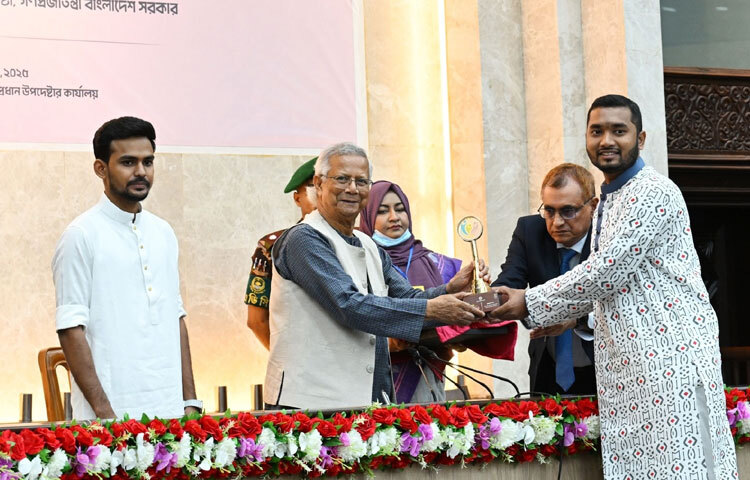 আমাদের তরুণদের উদ্ভাবনী শক্তি আজ কেবল শিক্ষাক্ষেত্রেই সীমাবদ্ধ নেই উল্লেখ করে প্রধান উপদেষ্টা বলেন, তরুণরা স্বাস্থ্যসেবা, পরিবেশ সুরক্ষা, দারিদ্র্য বিমোচন এবং সামাজিক ন্যায়বিচার প্রতিষ্ঠায়ও অগ্রণী ভূমিকা পালন করছে। এই তরুণরাই চব্বিশের গণঅভ্যুত্থানে নেতৃত্ব দিয়েছে, তরুণরাই যুগে যুগে এ দেশের ইতিহাস রচনা করেছে।