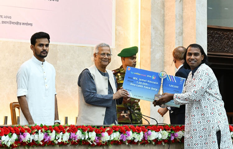 প্রধান উপদেষ্টা বলেন, আজকের এই পুরস্কার কেবল একটি স্বীকৃতি নয়, এটি তোমাদের জন্য একটি উদাত্ত আহ্বান, তোমরা আরও সাহসী হও, আরও নেতৃত্ব দাও এবং সমাজের কল্যাণে নতুন ধারণা ও উদ্ভাবন নিয়ে কাজ করো।