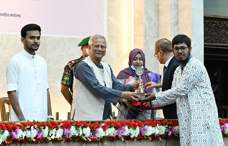তিনি আরও বলেন, আমাদের চলার পথে প্রতিনিয়ত নতুন নতুন চ্যালেঞ্জ আসবে, কখনো তা জনস্বাস্থ্যের সংকট, কখনো শিক্ষার অপর্যাপ্ত সুযোগ, আর কখনো পরিবেশগত বিপর্যয়। কিন্তু এই চ্যালেঞ্জগুলো নিয়ে হতাশ না হয়ে বরং এগুলোকে আমাদের নিজস্ব শক্তি দিয়ে ঐক্যবদ্ধভাবে মোকাবিলা করতে হবে। আমি আশা করি এ কাজেও আমাদের তরুণরা নেতৃত্ব দেবে।