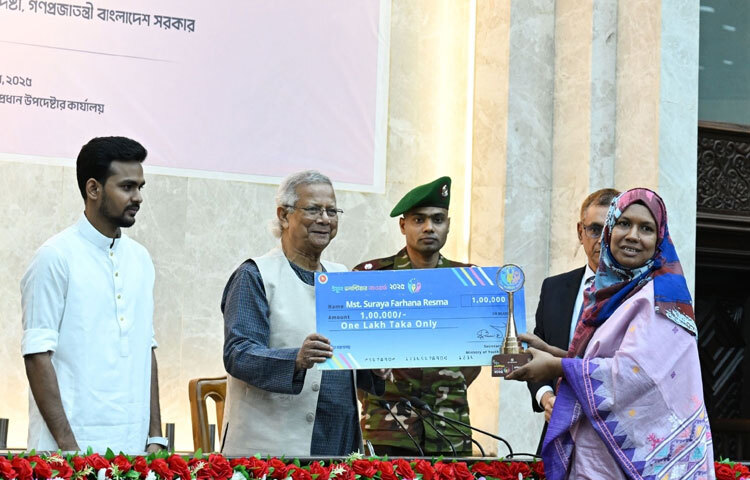 এসময় প্রধান উপদেষ্টা ২০২৫ সালের যুব স্বেচ্ছাসেবক পুরস্কার বিজয়ীদের হাতে তুলে দেন।