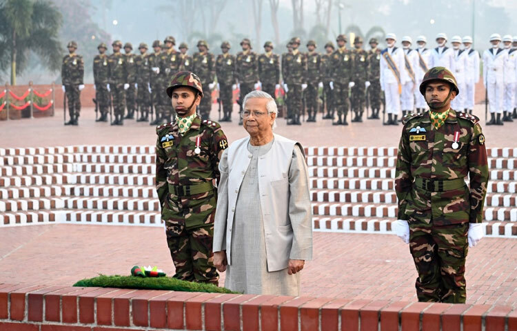 পুষ্পস্তবক অর্পণের পর প্রধান উপদেষ্টা ১৯৭১ সালের মহান মুক্তিযুদ্ধের বীর শহীদদের স্মৃতির প্রতি গভীর শ্রদ্ধা জানিয়ে সেখানে কিছুক্ষণ নীরবে দাঁড়িয়ে থাকেন।