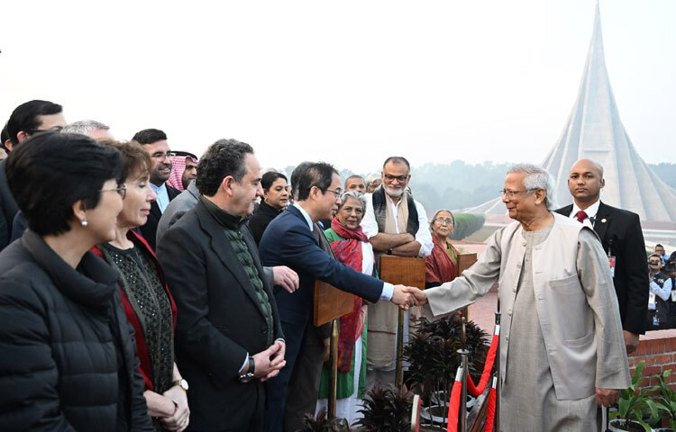 পুষ্পস্তবক অর্পণের সময় তিন বাহিনীর প্রধান, উপদেষ্টা, কূটনীতিক, আহত ও পঙ্গু মুক্তিযোদ্ধা তাদের পরিবার, ঢাকা বিভাগের বিভাগীয় কমিশনার ও ঢাকা জেলার জেলা প্রশাসক উপস্থিত ছিলেন।