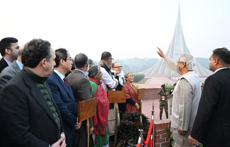 বাংলাদেশ সেনা, নৌ ও বিমানবাহিনীর একটি চৌকস দল এ উপলক্ষে রাষ্ট্রীয় সালাম জানায়। এ সময় বিউগলে করুণ সুর বেজে ওঠে।