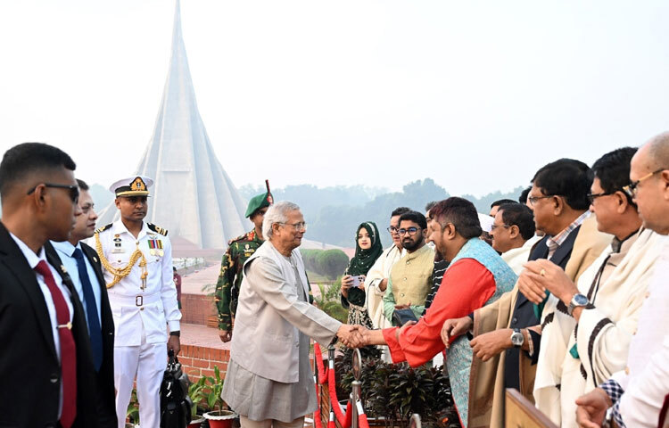 সব আনুষ্ঠানিকতা শেষে স্মৃতিসৌধ প্রাঙ্গণ থেকে ঢাকার উদ্দেশ্য রওয়ানা হন প্রধান উপদেষ্টার গাড়িবহর।