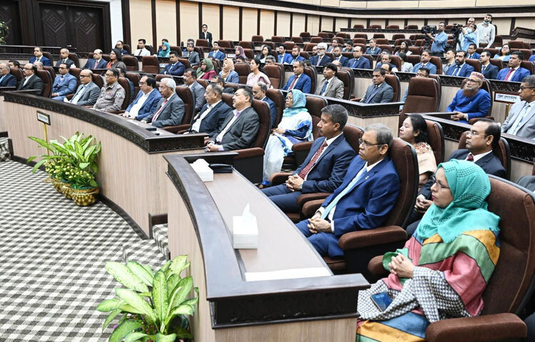 মন্ত্রিপরিষদ বিভাগের সচিব শেখ আব্দুর রশীদের সঞ্চালনায় বৈঠকে আরও উপস্থিত ছিলেন পরিকল্পনা উপদেষ্টা ওয়াহিদউদ্দিন মাহমুদ, স্বরাষ্ট্র উপদেষ্টা জাহাঙ্গীর আলম চৌধুরী, গণপূর্ত উপদেষ্টা আদিলুর রহমান খান এবং আইন উপদেষ্টা প্রফেসর আসিফ নজরুল। অনুষ্ঠানে মাঠ প্রশাসনের কর্মকর্তাদের মধ্যে ঢাকার বিভাগীয় কমিশনার শরফ উদ্দিন আহমদ চৌধুরী, টাঙ্গাইলের জেলা প্রশাসক শরীফা হক এবং বগুড়ার জেলা প্রশাসক তৌফিকুর রহমান বক্তব্য রাখেন।