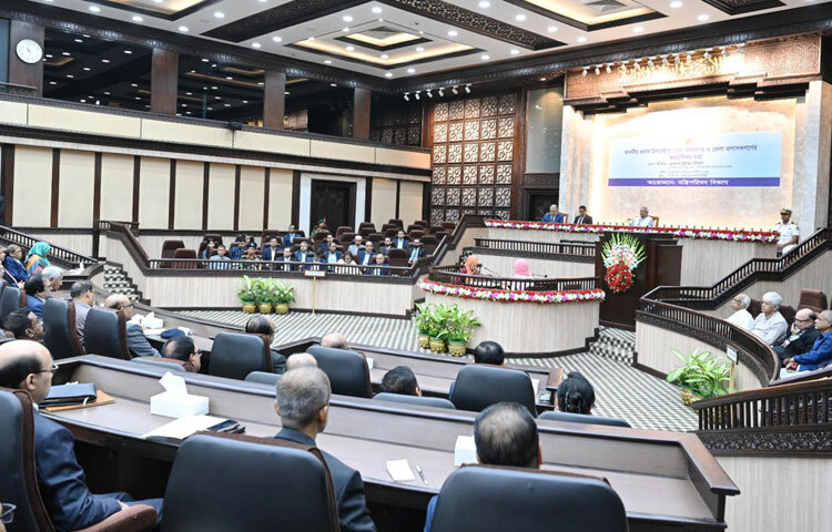 জেলা প্রশাসকদের উদ্দেশ্যে প্রধান উপদেষ্টা বলেন, আপনাদের যা যা জানা প্রয়োজন সব জেনে নেবেন। নির্বাচনকে একই সঙ্গে উৎসবমুখর ও শান্তিপূর্ণ করতে হবে। মনে রাখতে হবে বিপুল সংখ্যক তরুণ ও নারী ভোটার রয়েছেন, যারা ভোট দেওয়ার উপযুক্ত হলেও গত ১৫ বছর ধরে ভোটাধিকার প্রয়োগ করতে পারেননি।