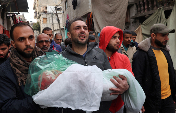 গত ৭ অক্টোবর থেকে এখন পর্যন্ত গাজায় ১৩ হাজার শিশুকে হত্যা করেছে ইসরায়েলি বাহিনী। এছাড়া যেসব শিশুরা বেঁচে আছে তারা গুরুতর অপুষ্টিতে ভুগছে, এমনকি এসব শিশুর কান্না করার মতো শক্তিটুকুও অবশিষ্ট নেই। ছবি: এএফপি