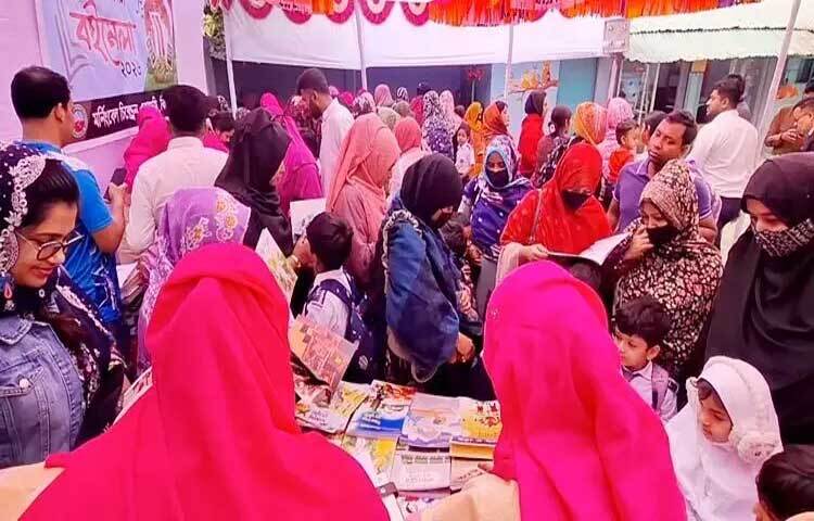 শিশুদের বই পড়ার অভ্যাস বৃদ্ধি ও শিশুদের বইমুখী করতে ঝিনাইদহে ব্যতিক্রমী শিশুতোষ বইমেলা অনুষ্ঠিত হয়েছে। মেলায় শহরের বিভিন্ন স্কুল ও কিন্ডারগার্টেন স্কুলের খুদে শিক্ষার্থীরা আনন্দ উৎসবে মেতে ওঠে।