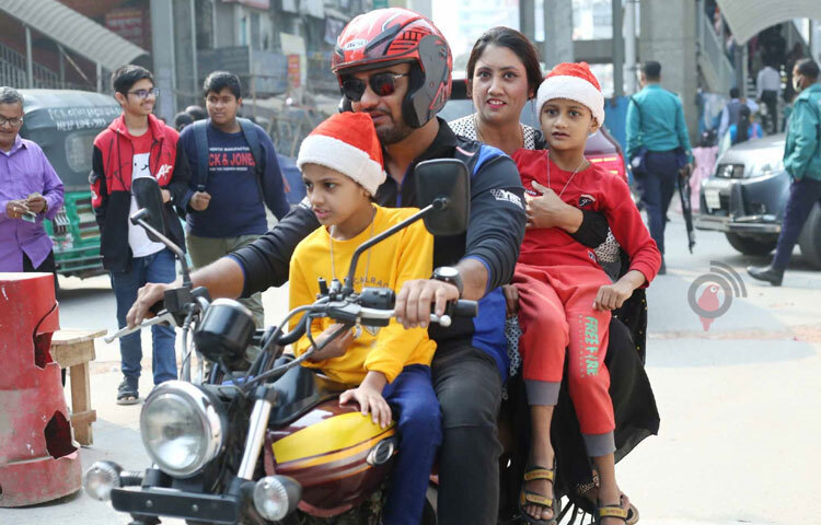 শিশু-কিশোররাও নতুন জামা পরিধান করে বাবা-মায়ের সঙ্গে এসেছে চার্চে। ছবি: মাহবুব আলম