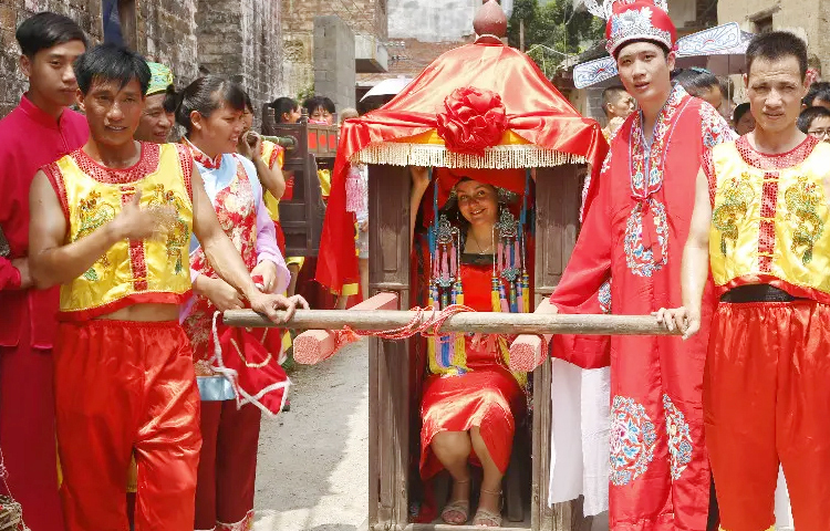 সমাজতান্ত্রিক দেশ চীনে বিয়ের অদ্ভুত কিছু রীতি আছে। দেশটির ইউগুরস ক্ষুদ্র নৃ-গোষ্ঠীর বিয়েতে এক ভয়ানক নিয়ম পালন করতে হয়। বরকে তিনটি ভোঁতা তীর ছুড়তে হয় কনেকে লক্ষ্য করে। এই তীর লক্ষ্যভেদ করতে সক্ষম হলে বেশ ব্যথা পেতে হয় কনেকে। এরপর বর ওই তীরগুলো নিয়ে ভেঙে ফেলে। যাতে এগুলো আর কখনও তার স্ত্রীকে আঘাত করতে না পারে। ছবি: সংগৃহীত
