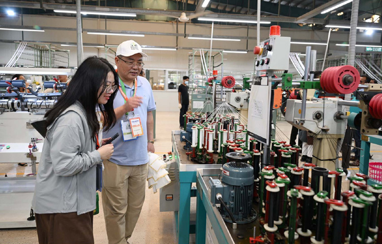 বাংলাদেশ ইনভেস্টমেন্ট সামিট ২০২৫’ এর প্রথমদিনে চট্টগ্রামে কোরিয়ান ইপিজেড পরিদর্শন করেন বিদেশি বিনিয়োগকারীদের একটি দল। ছবি: পিআইডি