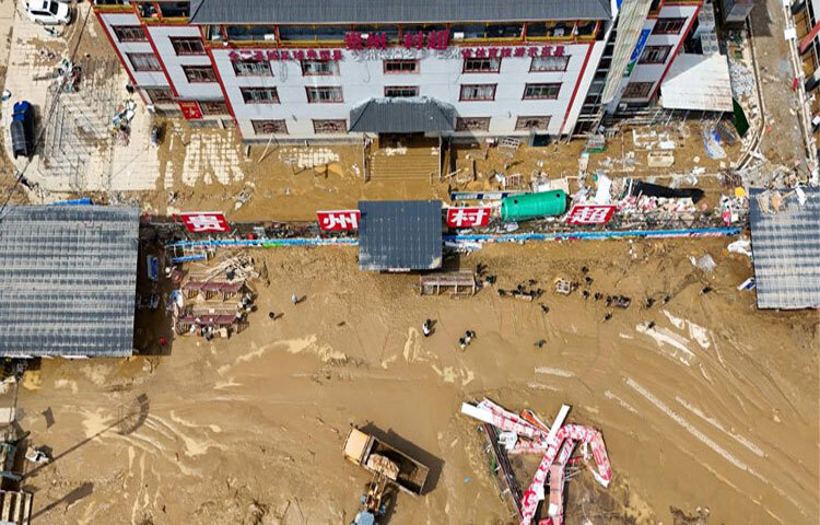 চীনের দক্ষিণ-পশ্চিমাঞ্চলীয় গুইঝৌ প্রদেশে ভয়াবহ বন্যায় অন্তত ছয়জনের মৃত্যু হয়েছে। আশ্রয়হীন হয়ে পড়েছেন ৮০ হাজারেরও বেশি মানুষ। টানা ভারী বর্ষণ ও পাহাড়ি ঢলে অঞ্চলটিতে ‘ব্যতিক্রমধর্মী’ জলাবদ্ধতা সৃষ্টি হয়েছে বলে জানিয়েছে দেশটির রাষ্ট্রীয় গণমাধ্যম। ছবি: শিনহুয়া