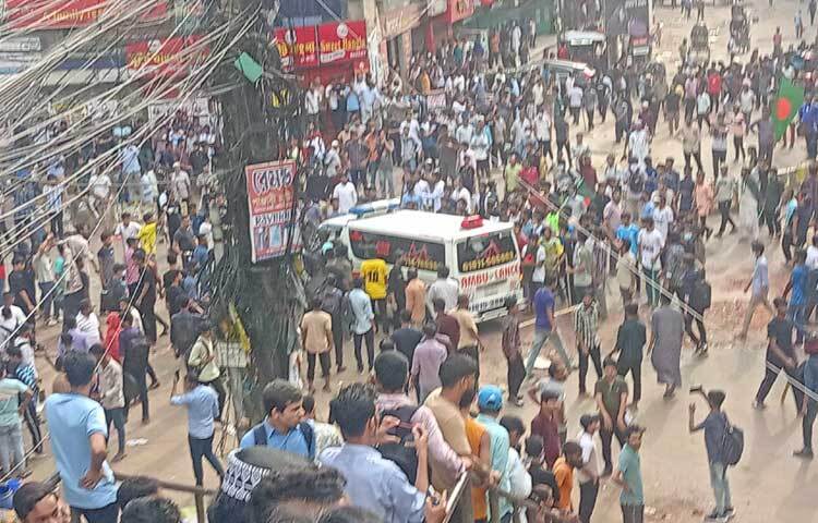 অবরোধ ভেঙ্গে অ্যাম্বুলেন্সে করে রোগীকে হাসপাতালে নিয়ে যাওয়ার ব্যবস্থা করে দিচ্ছেন শিক্ষার্থীরা। ছবি: আবু আজাদ