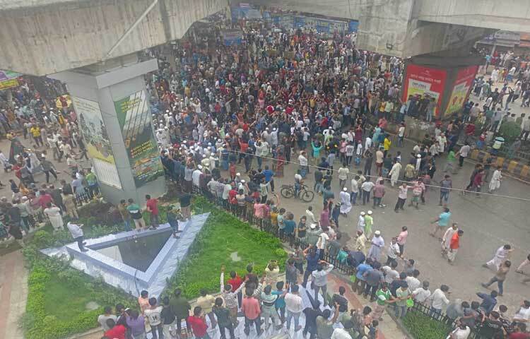 শুধু রাজধানীতেই নয় দেশের বিভিন্ন জায়গায় উল্লাসে মেতেছেন সবাই। ছবি: আবু আজাদ