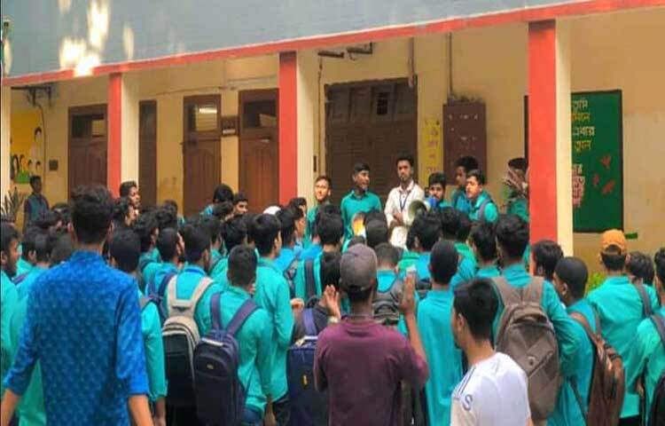 চট্টগ্রাম পলিটেকনিক ইনস্টিটিউটের দুটি ছাত্রাবাস খোলার কথা থাকলেও নির্দিষ্ট সময়ে তা না খোলার প্রতিবাদে দ্বিতীয় দিনের মতো বিক্ষোভ ও অবস্থান কর্মসূচি পালন করছে শিক্ষার্থীরা। ছবি: আবু আজাদ