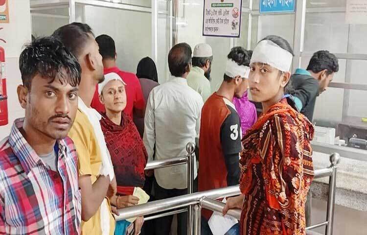 চট্টগ্রাম রপ্তানি প্রক্রিয়াকরণ অঞ্চলে (সিইপিজেড) জেএমএস ও ম্যারিমো নামের দুই পোশাক কারখানার শ্রমিকদের মধ্যে সংঘর্ষের ঘটনা ঘটেছে। ছবি: ইকবাল হোসেন