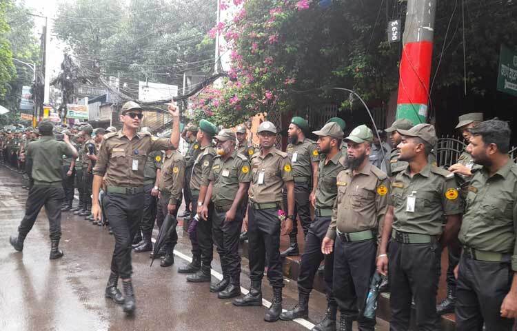 জাতীয়করণের দাবিতে চট্টগ্রামে আনসার সদস্যরা বিক্ষোভ করেছেন। রোববার সকালে চট্টগ্রাম প্রেস ক্লাবের সামনে বাহিনীর ড্রেস পরিহিত কয়েকশ সাধারণ আনসার তাদের জাতীয়করণের দাবি জানিয়ে বিক্ষোভ শুরু করে। ছবি: ইকবাল হোসেন