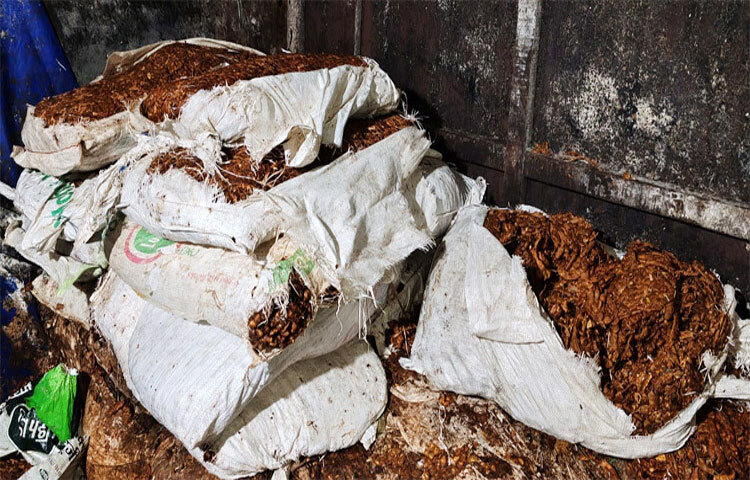 চট্টগ্রাম নগরের রিয়াজউদ্দিন এলাকার রহমতুন্নেছা রোডে আচার তৈরির দুই কারখানায় অভিযান চালিয়েছে জেলা প্রশাসন। এসব কারখানায় অস্বাস্থ্যকর পরিবেশে আচার প্রস্তুত ও সংরক্ষণের অভিযোগে তিন লাখ টাকা জরিমানা করা হয়েছে।