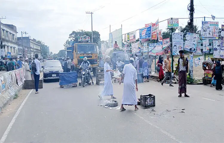 চট্টগ্রামের হাটহাজারীতে ক্ষতিপূরণের আশ্বাসে ছয় ঘণ্টা পর সড়ক অবরোধ প্রত্যাহার করেছেন হেফাজতে ইসলামের নেতাকর্মীরা। ছবি: জাগো নিউজ