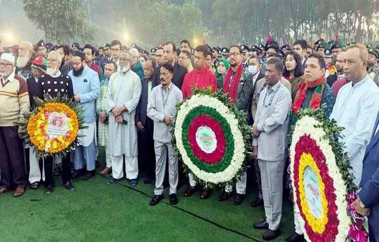 বিজয় দিবসে দেশমাতৃকার টানে আত্মোৎসর্গকারী বীর শহীদদের প্রতি শ্রদ্ধা জানিয়েছেন চট্টগ্রামের সর্বস্তরের মানুষ। ভোরের প্রথম আলো ফোটার সঙ্গে সঙ্গে নগরের মুক্তিযুদ্ধ স্মৃতিস্তম্ভে জমে ওঠে শ্রদ্ধা ও আবেগের মিলনমেলা। ছবি: সংগৃহীত