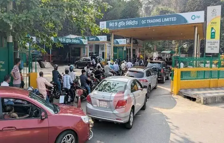 চট্টগ্রাম নগরীতে জ্বালানি তেলের বড় ধরনের সংকট না থাকলেও ফিলিং স্টেশনগুলোতে দেখা যাচ্ছে দীর্ঘ লাইন ও চরম ভোগান্তি। সংশ্লিষ্টরা বলছেন, আতঙ্কে অতিরিক্ত তেল নেওয়ার প্রবণতা, সরবরাহে সাময়িক চাপ এবং গুজব এই তিন কারণে এমন পরিস্থিতির সৃষ্টি হয়েছে।