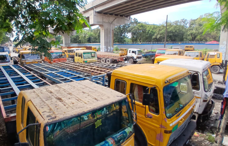 চট্টগ্রাম প্রাইমমুভার ও ফ্লাটবেড ওনার্স অ্যাসোসিয়েশনের সাধারণ সম্পাদক মোহাম্মদ হোসেন বলেন, কর্মবিরতি বা ধর্মঘট নয়, প্রাইমমুভার মালিকরা ৫৭ টাকার পাস ২৩০ টাকা করায় গাড়ি চালানো বন্ধ রেখেছেন।
