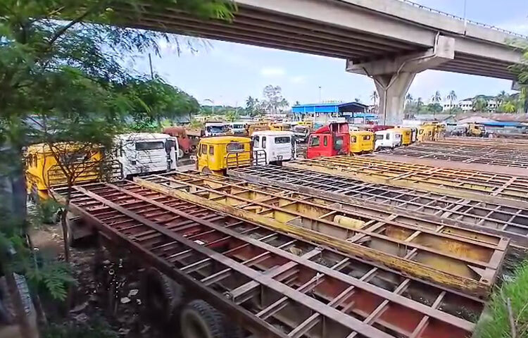 নতুন ট্যারিফ শিডিউলে পণ্যবাহী গাড়ি সিঅ্যান্ডএফ কর্মচারীদের গেটপাসের ফি বৃদ্ধির ঘটনায় প্রাইমমুভার, ট্রেইলার মালিক সিঅ্যান্ডএফ এজেন্ট এমপ্লয়িজ ইউনিয়ন এই কর্মসূচি পালন করছে। একই দাবিতে কর্মসূচি ঘোষণা করেছে আন্তঃজেলা ট্রাক মালিক সমিতি। তবে সিঅ্যান্ডএফ কর্মচারীদের কর্মসূচি দুপুর ১টা পর্যন্ত চলবে।