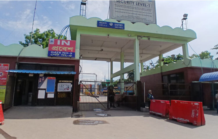 চট্টগ্রাম বন্দরের কার্যক্রমে এক ধরনের অচলাবস্থা তৈরি হয়েছে। এ অবস্থায় সংশ্লিষ্টদের সঙ্গে দুপুরে বৈঠক করার কথা রয়েছে বন্দর চেয়ারম্যানের।