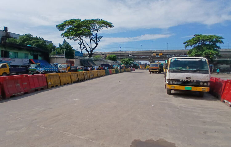 সূত্র জানায়, দেশের প্রধান সমুদ্রবন্দরে ভারী গাড়ি প্রবেশের ফি ৫৭ টাকা থেকে বাড়িয়ে ২৩০ টাকা করায় কনটেইনার পরিবহনের ট্রেইলার চালাচ্ছেন না মালিকরা। ব্যক্তিমালিকানার এসব ট্রেইলার আন্তঃজেলা রুটে কনটেইনার পরিবহন করে। তবে বিচ্ছিন্নভাবে বিভিন্ন ডিপো বা অফডকের ট্রেইলার চলছে।