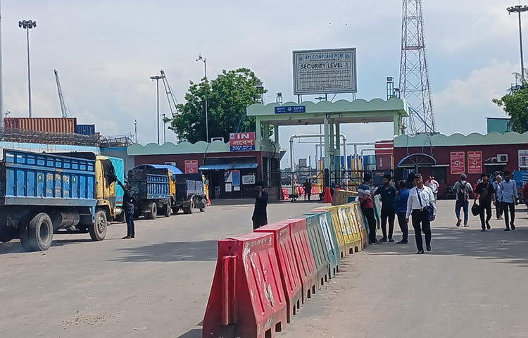 চট্টগ্রাম কাস্টমস এজেন্ট এমপ্লয়িজ অ্যাসোসিয়েশনের সাধারণ সম্পাদক মো. মোশাররফ হোসেন ভূঁইয় জানান, সিঅ্যান্ডএফ মালিক ও শ্রমিকরা সকাল ৯টা থেকে চট্টগ্রাম বন্দরে চার ঘণ্টার কর্মবিরতি পালন করছেন।