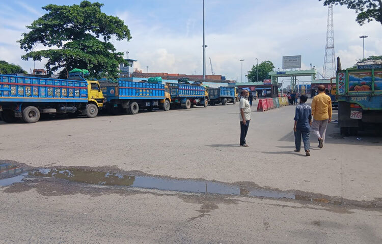 বন্দরের সবগুলো গেট বন্ধ রয়েছে, কোনো গাড়ি প্রবেশ করছে না। নিত্যদিনের মতো বন্দরের গেটগুলোতে ট্রাক কিংবা কাভার্ডভ্যানের কোনো জটলা নেই।