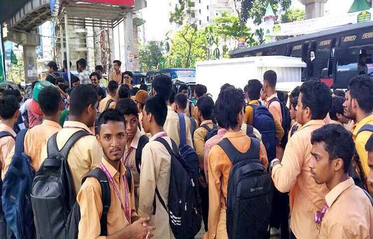 বিএসসি প্রকৌশলীদের তিন দফার প্রতিবাদ এবং নিজেদের সাত দফা মেনে নেওয়ার দাবিতে চট্টগ্রামে সড়ক অবরোধ করে বিক্ষোভ করেছেন কারিগরি শিক্ষার্থীরা। ছবি: জাগো নিউজ