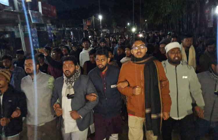 শরীফ ওসমান হাদির মৃত্যুতে বিক্ষোভ সমাবেশ করেছে ইসলামী ছাত্রশিবির চট্টগ্রাম বিশ্ববিদ্যালয় (চবি) শাখা। রাত পৌনে ১১ টায় বিশ্ববিদ্যালয়ের জিরো পয়েন্টে বিক্ষোভ শুরু করেন তারা। এরপর সোহরাওয়ার্দী হল, আলাওল হল হয়ে দুই নম্বর গেইটে বক্তব্যের মাধ্যমে বিক্ষোভ মিছিল শেষ করেন নেতাকর্মীরা।