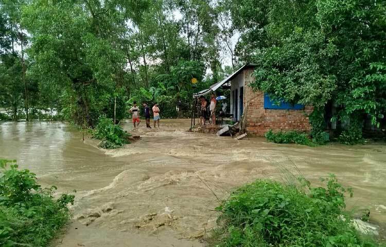 ভারী বৃষ্টিপাত ও পাহাড়ি ঢলে চট্টগ্রামের সাতকানিয়া উপজেলার কয়েকটি নিম্নাঞ্চল প্লাবিত হয়েছে। ছবি: আবু আজাদ