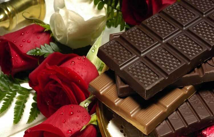 ৯ ফেব্রুয়ারি চকলেট ডে। প্রিয়জনকে উপহার হিসেবে চকলেট দেওয়ার প্রচলন যুগ যুগ ধরেই। সম্পর্কের শুরুটা যদি মিষ্টিমুখ দিয়ে করতে চান তাহলে ৯ ফেব্রুয়ারি প্রিয়জনকে চকলেট উপহার দিন।