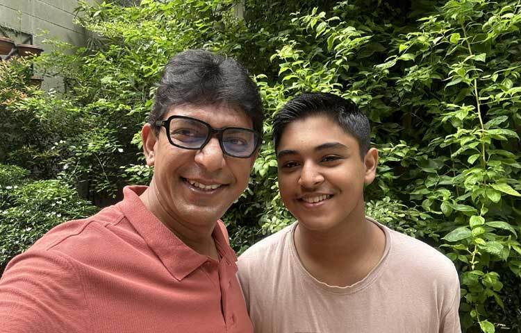 ‘তুফান’ সিনেমার মুক্তির পর থেকেই ফুরফুরে মেজাজে রয়েছেন অভিনেতা চঞ্চল চৌধুরী। গতকাল একমাত্র ছেলে শুদ্ধর সাথে তোলা একটি সেল্ফি ফেসবুকে শেয়ার করেছেন জনপ্রিয় এই অভিনেতা। ক্যাপশনে লিখেছেন, ‘বাপ-বেটা গিয়েছিলাম মহল্লার সেলুনে নরসুন্দরের কাছে চুল কাটাতে। ফেরার সময় প্রতিবেশীর বাড়ির সামনে এ রকম সবুজ দেখে মনটা চনমন করে উঠল। শুদ্ধকে বললাম, বাবা, অনেক দিন তোমার সঙ্গে সেলফি তুলি না, আসো, এই সবুজের সামনে একটা সেলফি তুলি। বলা মাত্রই সবুজে মিশে গেলাম পিতা-পুত্র। সবুজ, আহারে সবুজ। এমন সবুজ স্বপ্নই আমাদের চোখজুড়ে। (নরসুন্দর ফারুকের খুব যত্নে করা হাতের কাজে আমরা সুন্দর হই)’ ছবি: ফেসবুক