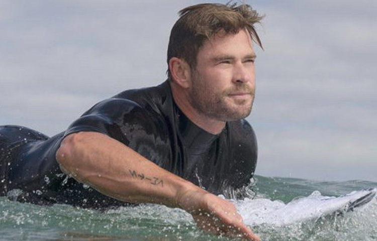 ১৯৮৩ সালের এই দিনে অস্ট্রেলিয়ার মেলবোর্নে তার জন্ম। তবে তার শৈশবের বেশিরভাগ সময় কেটেছে মেলবোর্ন আর নর্দান টেরিটরির মধ্যবর্তী ছোট্ট শহরগুলোতে।