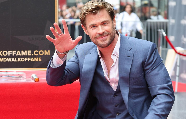 ফিল্ম সেটে সহকর্মীদের সঙ্গে তিনি বেশ মজার এবং প্রাণবন্ত যা মার্ভেল টিমের মধ্যে তাকে ‘মুড লিফটার’ বানিয়েছে।